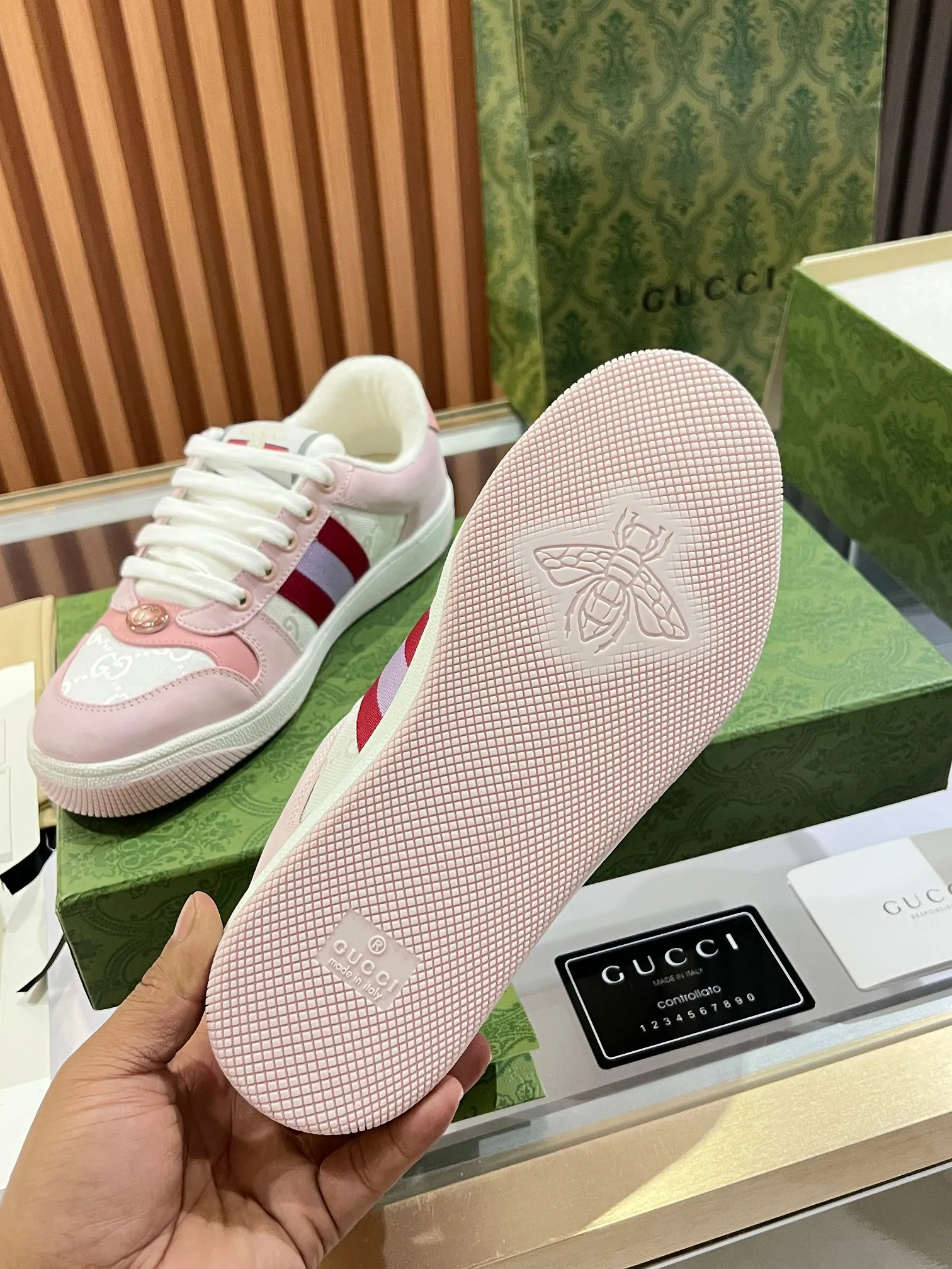 👟👟Ex-factory price 540👟👟 ⚡️Gucci Dirty Shoes Top factory quality, impeccable at the counter, the comfort is incredible. Retro distressed elements, washed retro logo on the tongue, metal double LOGO, 99% recognizable, full of Gucci elements; terry cloth lining, cowhide foot pads and 3mm latex are much more comfortable than real leather shoes. Environmentally friendly TPU wear-resistant outsole, soft and elastic. The inside of the tongue is made of imported elastic bands, which have great tension and won't strangle your feet. I don't develop the shoes without the original version. Only by getting the original version can the shoes be accurate and beat the market version instantly. Every stitch and every stitch is very tight and full. The debugging process is the most painstaking and requires no less than a hundred modifications before it is adjusted to the perfect state so that it can be worn comfortably by all foot types! Size 35-40 women’s model)